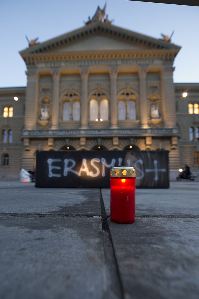 Les étudiants neuchâtelois ont porté  jeudi soir sur la Place fédérale les programmes d'échanges "Erasmus+" et "Horizon 2020" lors d'une action de protestation. 