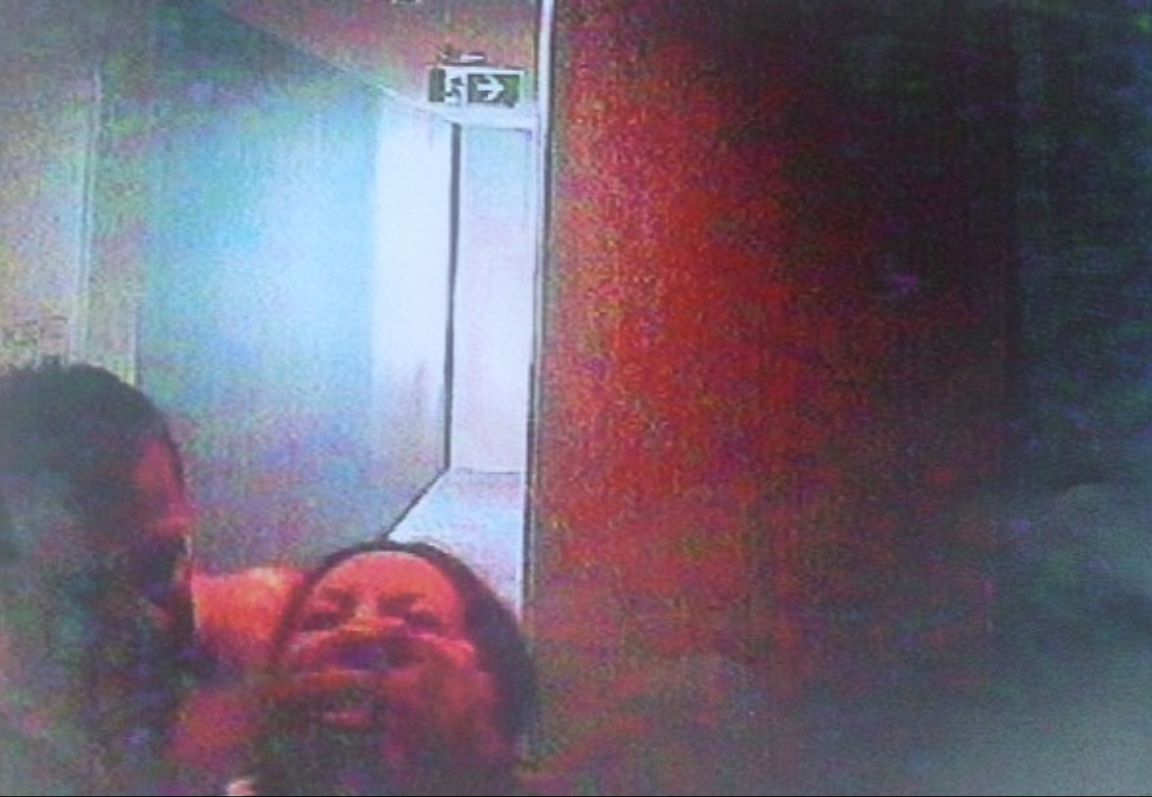 Une image extraite d'une vidéo surveillance montre l'homme tiré violemment sa femme en dehors de leur appartement. 