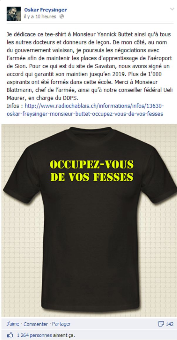 Oskar Freysinger a dédicacé un nouveau t-shirt à son contradicteur Yannick Buttet.