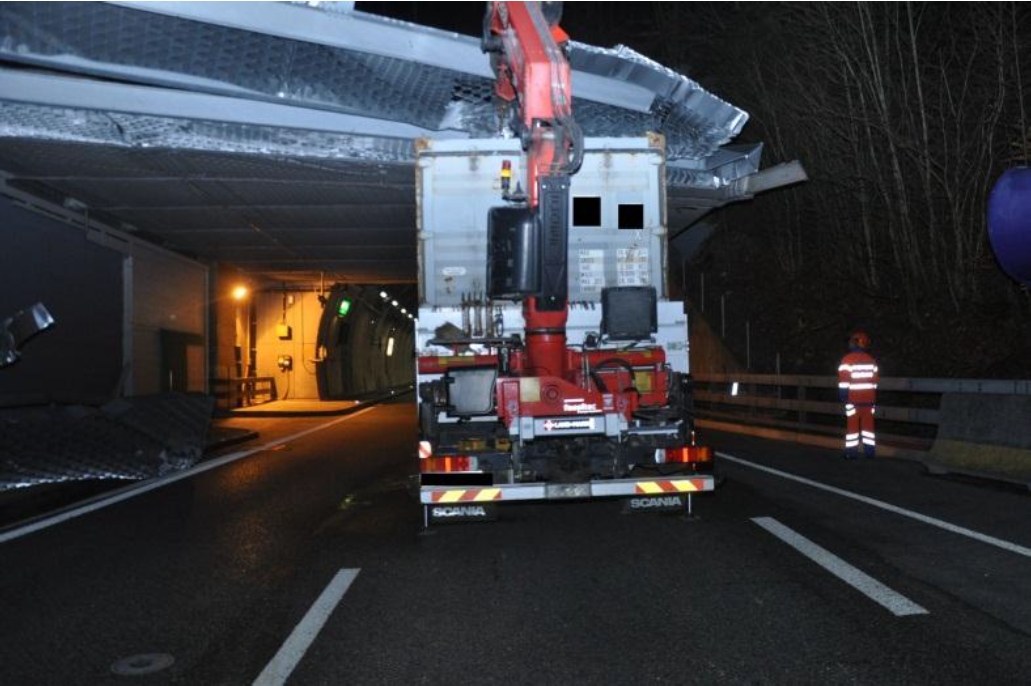 Le bras d'une grue sur un camion a endommagé l'entrée du tunnel de Belchen près de Hägendorf (SO).