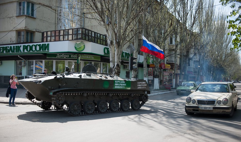 Un blindé arborant le drapeau russe aperçu dans les rues de Slaviansk.