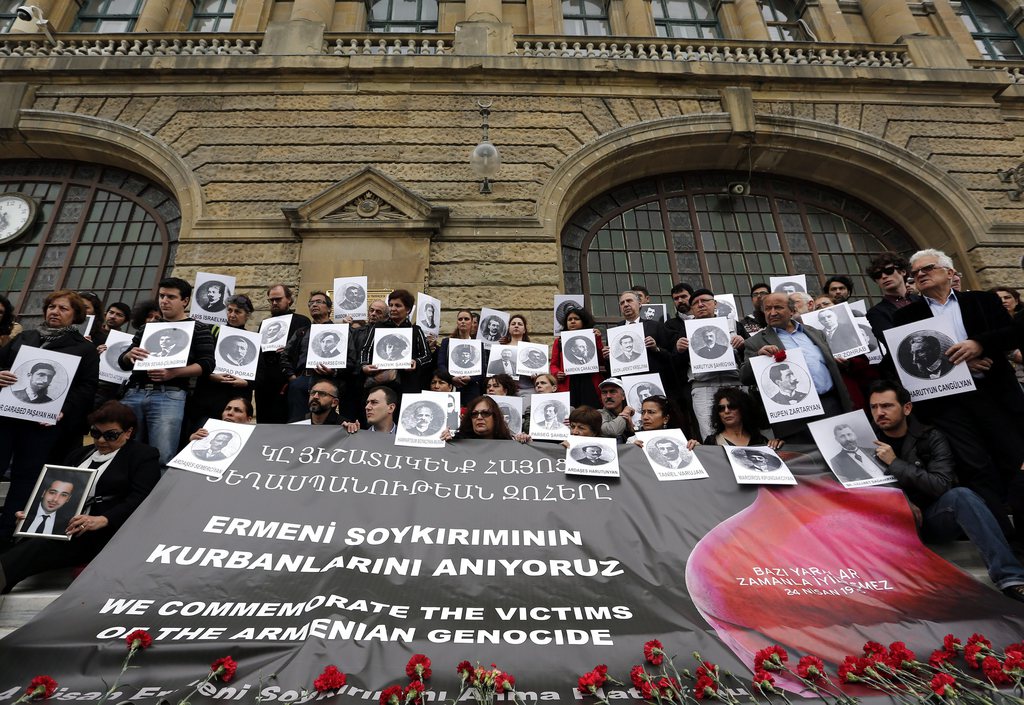 Des Turcs et des Arméniens se sont réunis à Istanbul en brandissant des portraits de victimes des massacres du début du siècle.