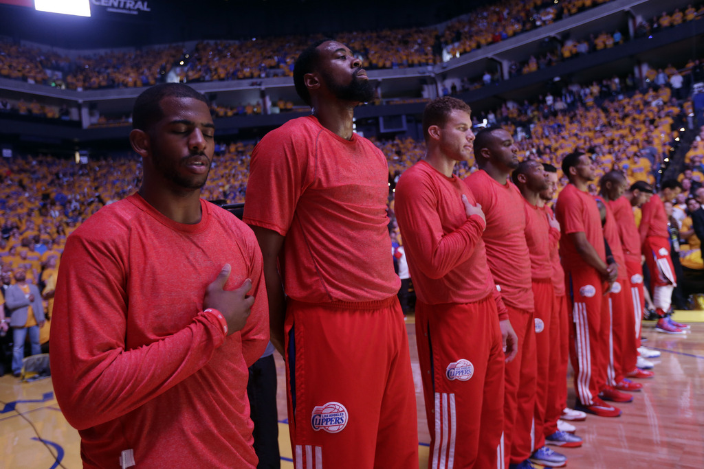 Les joueurs des Los Angeles Clippers à l'heure de l'hymne national, avec leurs maillots portés à l'envers, dissimulant le logo de leur club.