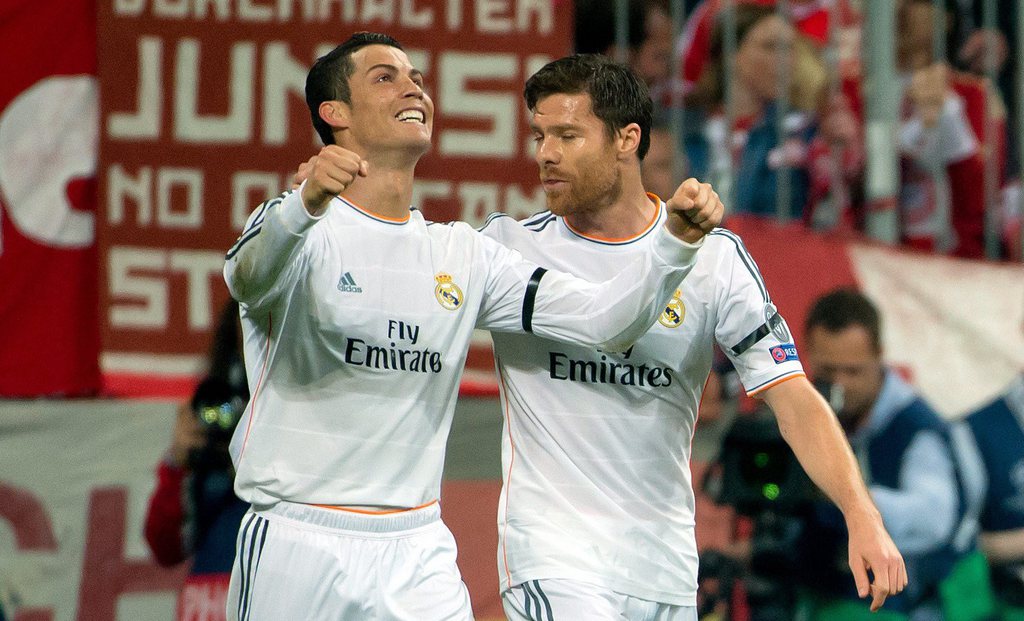 Cristiano Ronaldo, félicité par Xabi Alonso, après avoir marqué le troisième but madrilène de la soirée.
