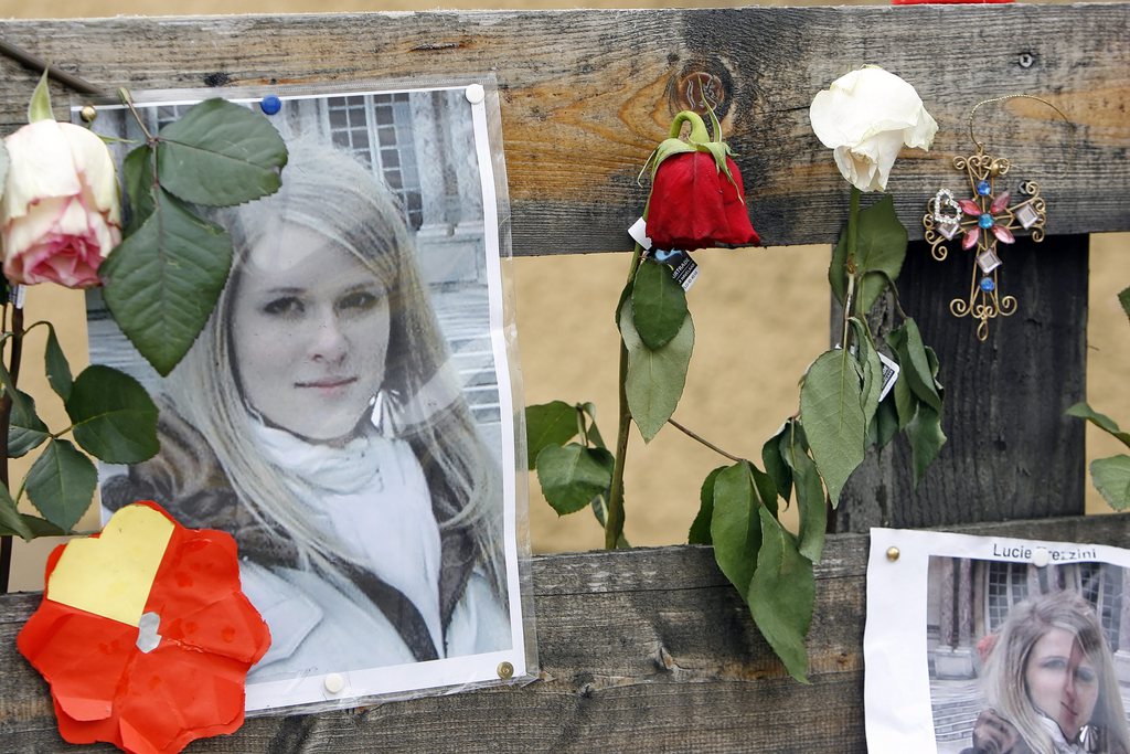 Kerzen, Blumen und Briefe zum Gedenken an Lucie Trezzini, vor dem Haus, in dem sie umgebracht wurde, am Samstag, 14. Maerz 2009 in Rieden AG. (KEYSTONE/Patrick B. Kraemer)