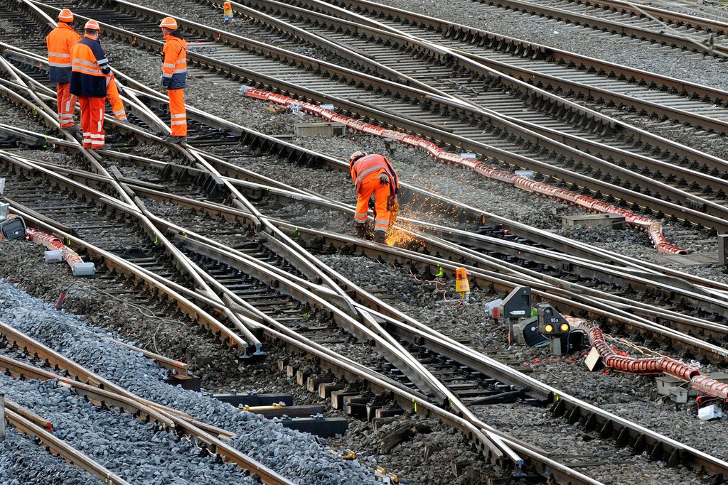 Des employes des CFF remplacent et renouvellent des voies en gare de Lausanne, ce samedi 5 septembre 2009, pour le troncon Lausanne-La Conversion, qui est interrompu durant tout le week-end. (KEYSTONE/Dominic Favre)