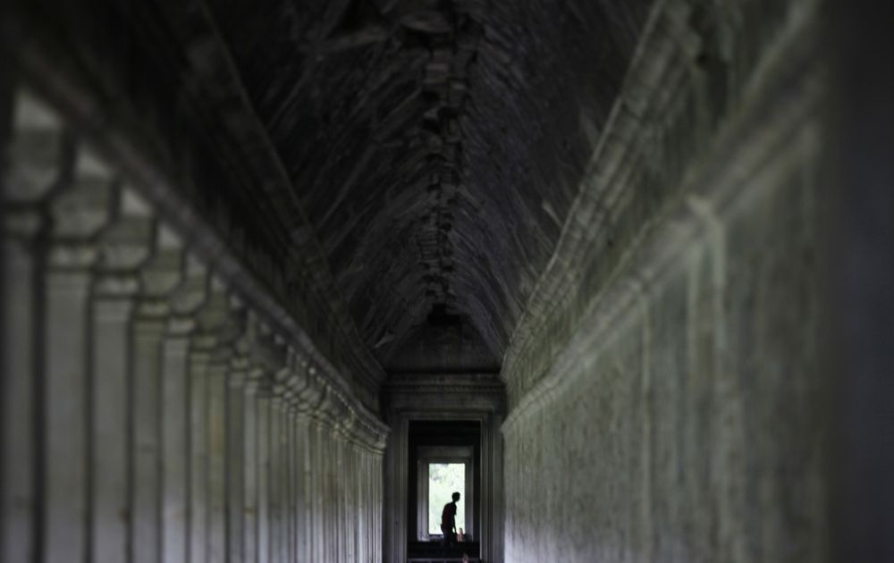 Un visiteur se promène réellement dans un corridor du temple cambodgien. Le virtuel dépassera t-il la réalité?