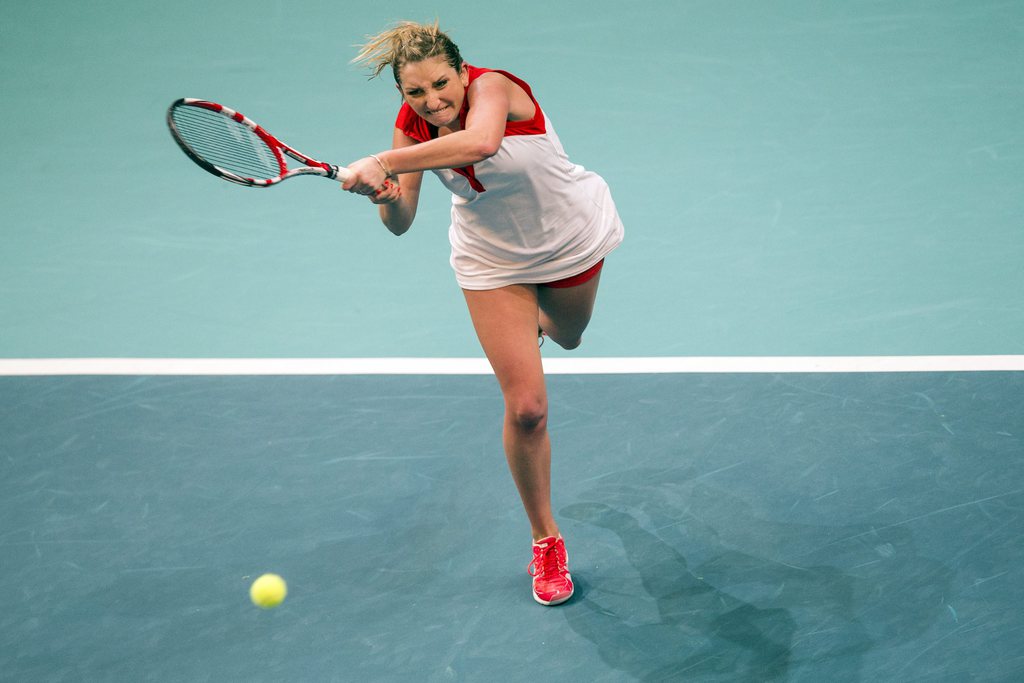 Timea Bacsinszky a balayé l'Australienne Samantha Stosur en deux sets (6-4 6-0) au 1er tour du tournoi d'Oeiras (Por). 