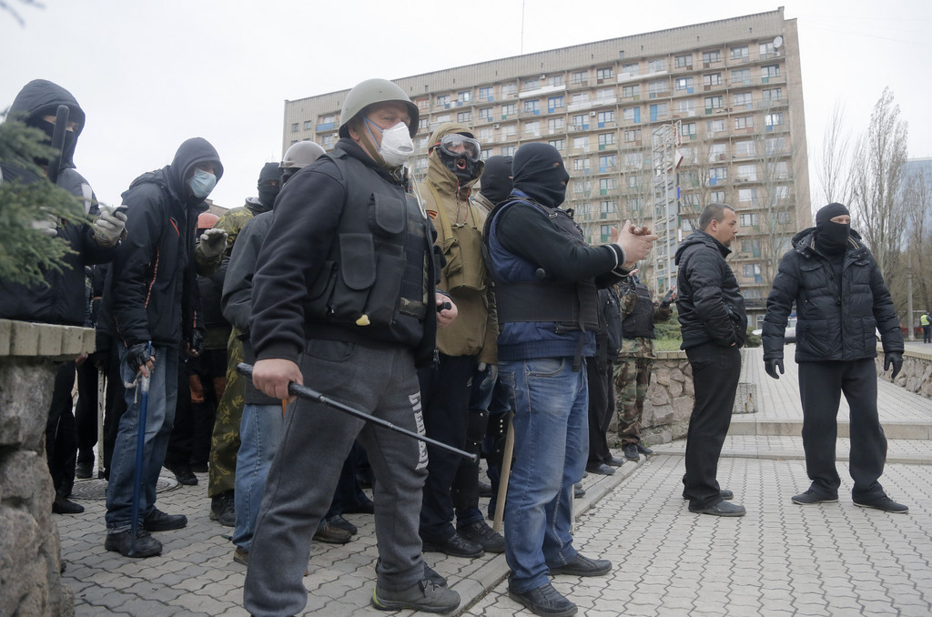 Des manifestants pro-russes armés de gourdins ont réussi à pénétrer samedi après-midi à l'intérieur du siège de la police à Donetsk, la grande ville de l'est de l'Ukraine.