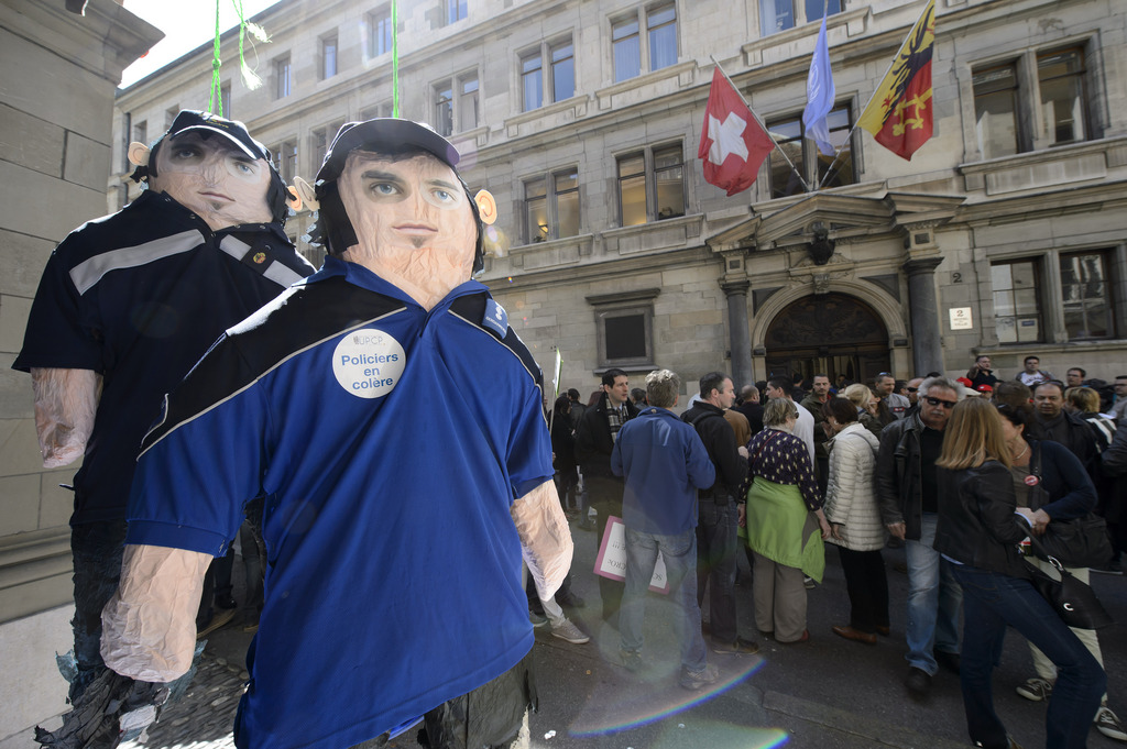 Des policiers et fonctionnaires de l'Etat de Genève participent à une manifestation de la fonction publique contre le projet de grille salariale SCORE, ce mercredi 9 avril 2014.