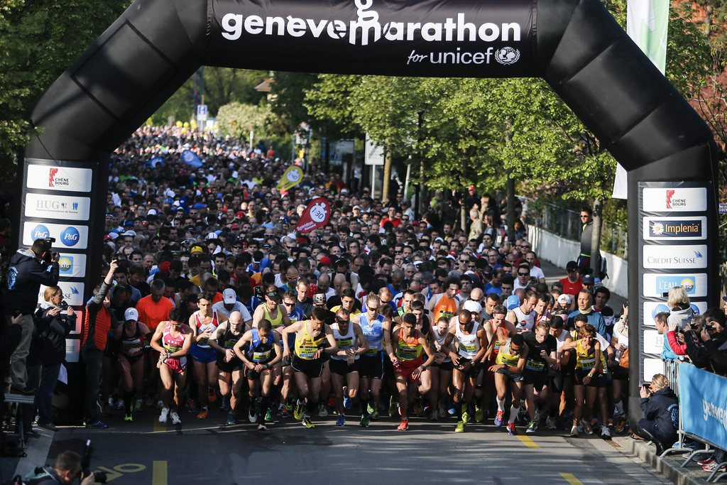 Start of the 21km Semi Marathon at Chene-Bourge during the 9th Geneva Marathon of UNICEF, Sunday, May 5, 2013. Some 1400 athletes competed in the 42 km marathon across Geneva. (KEYSTONE/Evi Zoupanos)