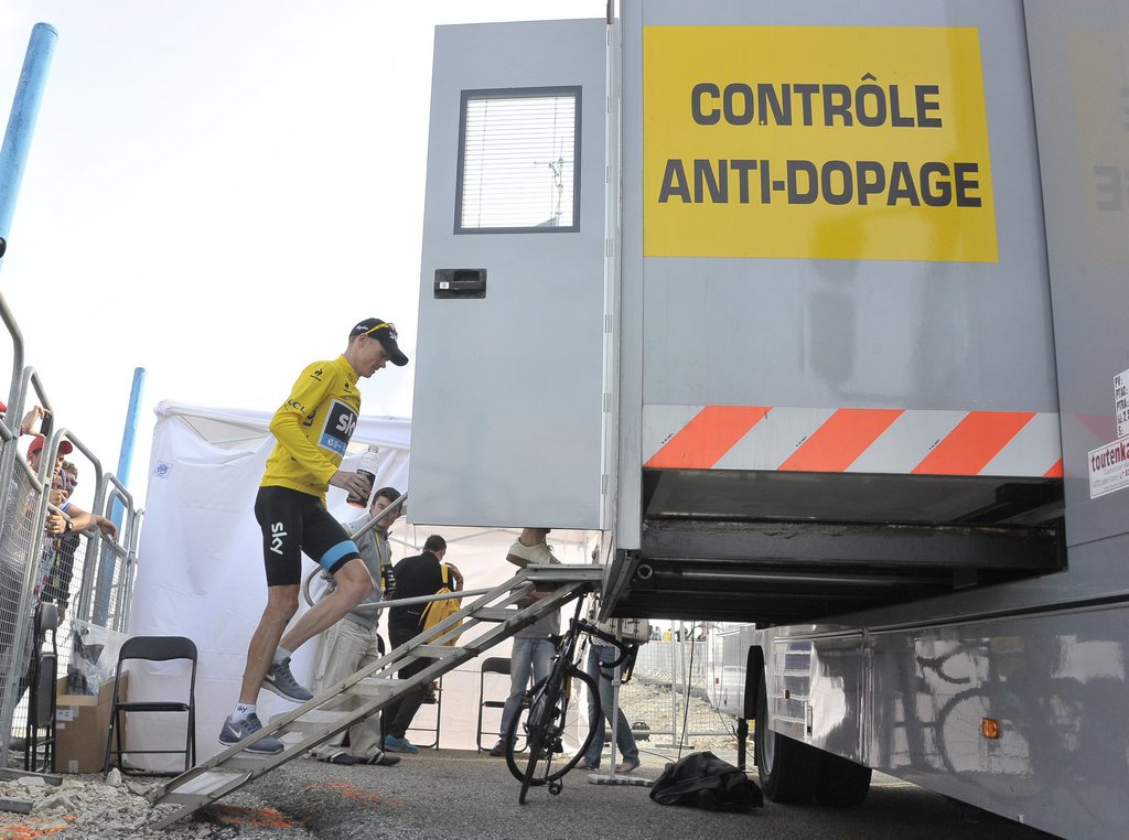 epa03788246 Sky procycling team rider Christopher Froome of Britain arrives for a doping control after the 15th stage of the 100th edition of the Tour de France 2013 cycling race between Givors and Mont Ventoux, France, 14 July 2013.  EPA/NICOLAS BOUVY