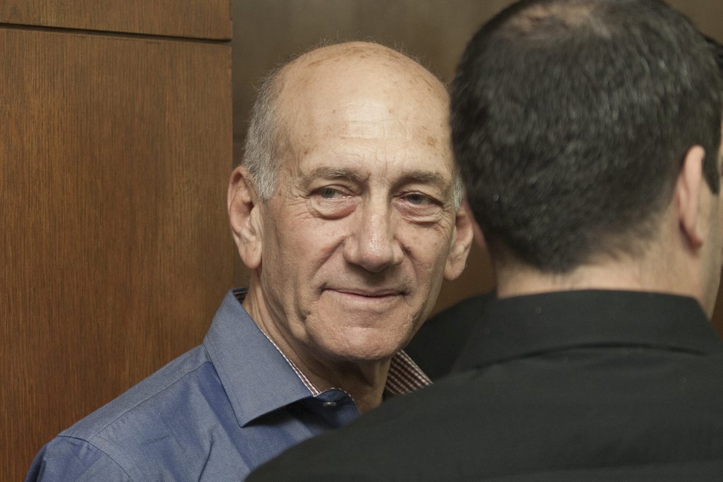 epa04148147 Former Israeli Prime Minister Ehud Olmert attends a hearing at Tel Aviv's District Court, in Tel Aviv, Israel, 31 March 2014.  Former Israeli prime minister Ehud Olmert was found guilty 31 March of accepting bribes during his terms as major of Jerusalem and as trade and industry minister, between 1993 and 2006. Olmert and a host of other defendants were accused of smoothing over legal and zoning restrictions for a construction project in south-west Jerusalem, known as Holyland, in return for money.  EPA/Dan Balilty / POOL