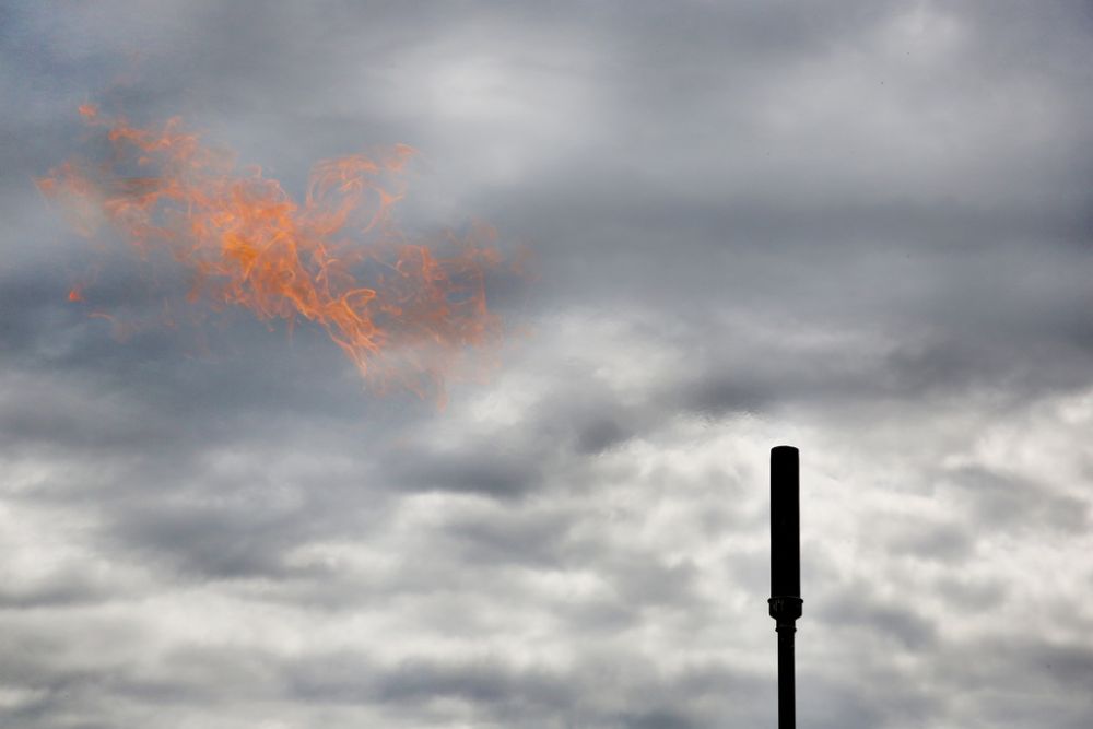 La torchere s'est allumee, ce qui symbolise la mise en service du Gazoduc, lors de l'inauguration officielle du Gazoduc Trelex-Colovrex, ce vendredi, 9 mai 2014, a Colovrex, Geneve. (KEYSTONE/Magali Girardin)