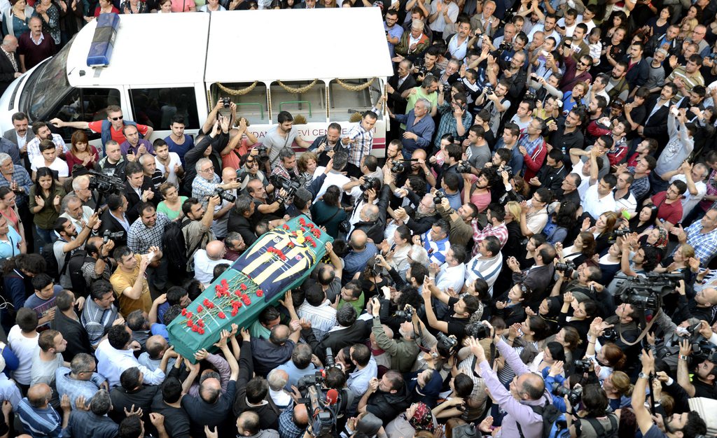 epa04221167 People carry the coffin of Ugur Kurt who was killed by a stray bullet from Turkish police dispersing a nearby protest, during the funeral in Istanbul, Turkey, 23 May 2014. Two protestors were killed and eight police officers were injured in the clashes which have been ongoing for two days in the leftist strong-hold Okmeydani district of Istanbul. Protests are against the Turkish government which thedemonstrators consider responsible for the Soma mine explosion, the worst mining disaster in the country's history left at least 301.  EPA/ERDEM SAHIN