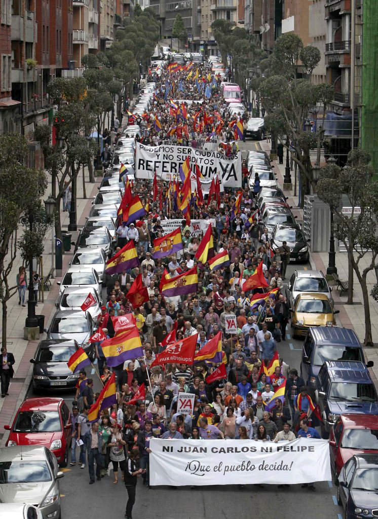 Des milliers de personnes manifestent contre la monarchie dans les rues de Madrid. 