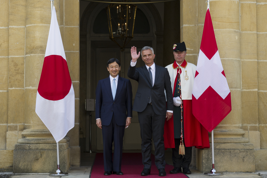Le prince héritier du Japon Naruhito, à gauche est accueilli à Neuchâtel par Didier Burkhalter.