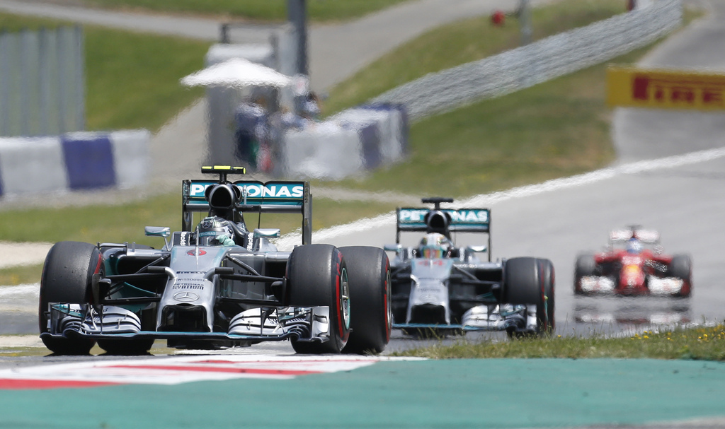 Nico Rosberg a remporté le Grand Prix d'Autriche à Spielberg devant son coéquipier Lewis Hamilton.