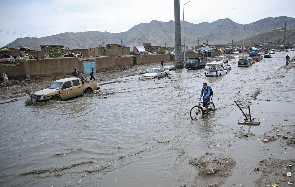Les secours tentaient dimanche en Afghanistan d'atteindre une région montagneuse du nord où des crues éclair ont emporté au moins 74 personnes.