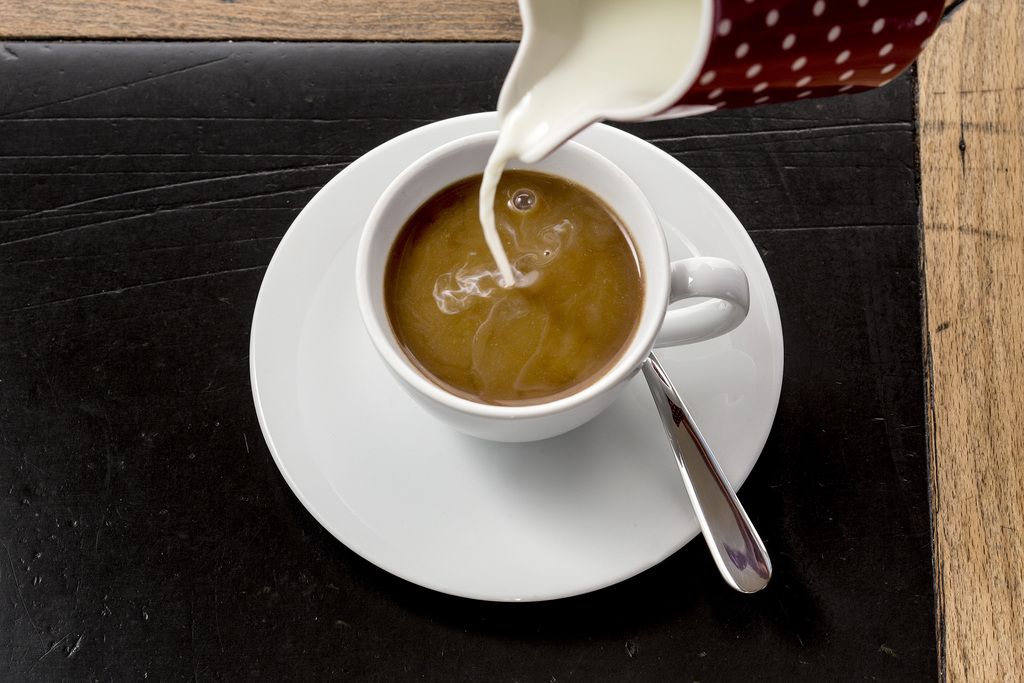 Zubereitung von Kaffee mit Milch und dem loeslichen Kaffeepulver Nescafe Gold, aufgenommen am 15. Maerz in Zuerich. Vor 75 Jahren, am 1. April 1938, wurde in der Schweiz zum ersten Mal das loesliche Kaffeepulver verkauft. (KEYSTONE/Gaetan Bally)