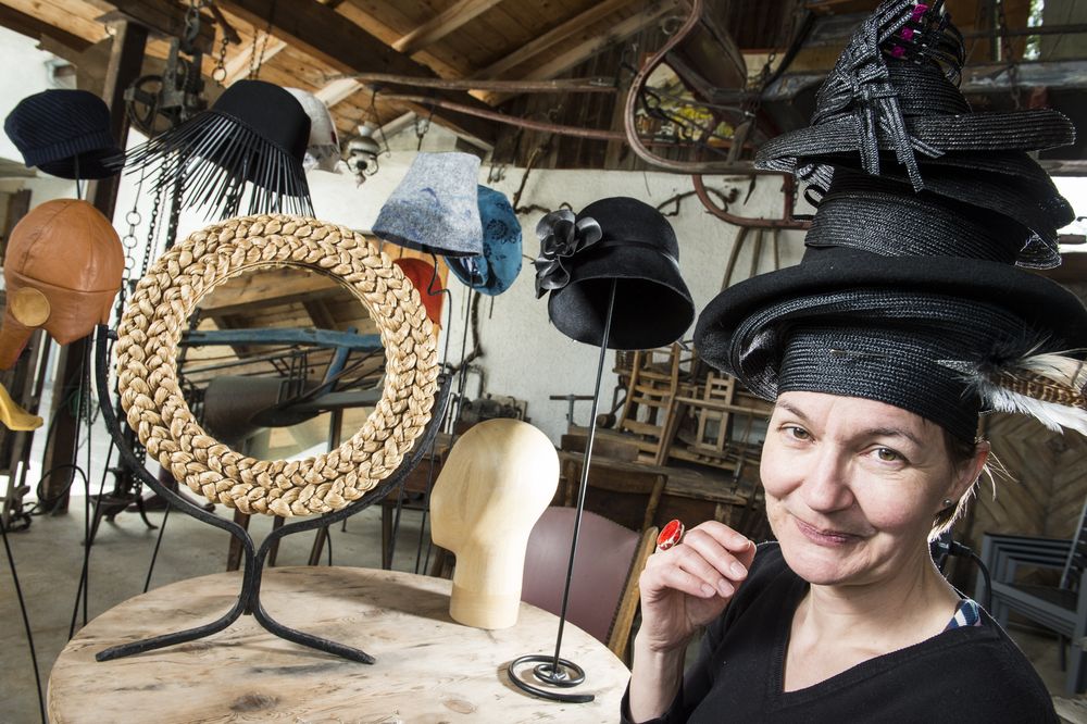 Claire-Isabelle Héritier crée des chapeaux depuis 15 ans dans son atelier saviésan.

Portrait de Claire-Isabelle Héritier, artisan chapelière qui vient de recevoir un prix prestigieux pour son travail.