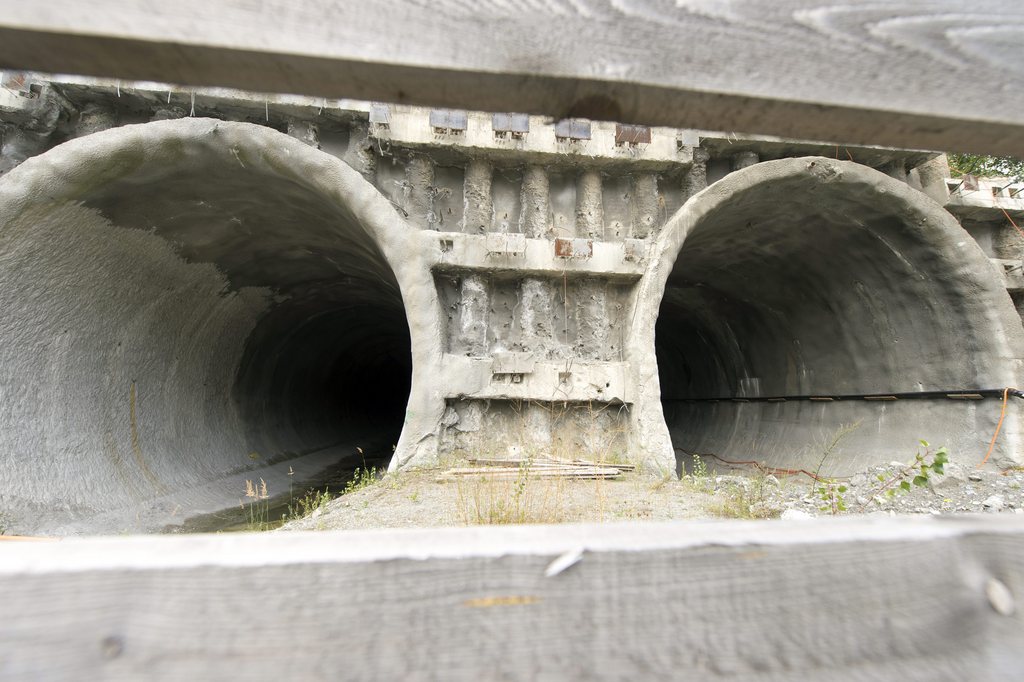 De nouvelles irrégularités, liées à la construction de l'autoroute A9 dans le Haut-Valais, ont été découvertes. Les entrepreneurs ont compté trop large pour le transport des matériaux d'excavation.