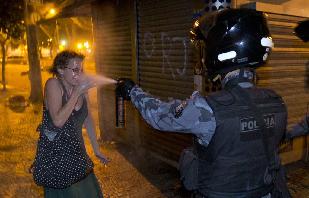 La police militaire (PM) de Sao Paulo dispersait lundi avec des bombes lacrymogènes, une centaine de manifestants de groupes sociaux.