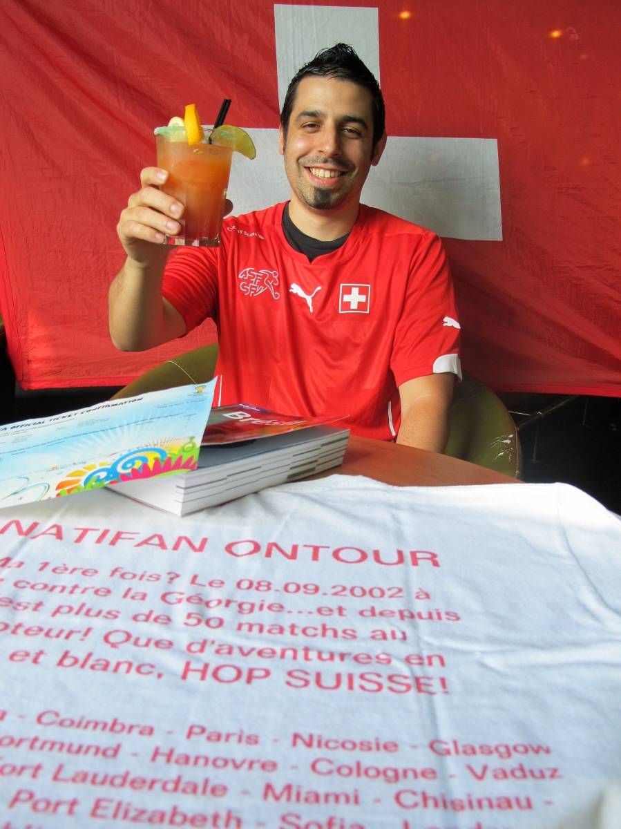 Lianel Gay, avec son billet, son guide touristique, son t-shirt souvenir retraçant ses périples et un cocktail brésilien concocté par son barman préféré.