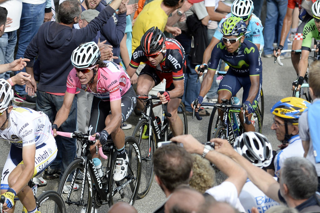 Nairo Quintana (en 3e position ici lors de la 14e étape) a dynamité le Giro. Le grimpeur colombien a gagné à Val Martello une 16e étape disputée dans des conditions très difficiles. Il s'est emparé du maillot rose de leader.
