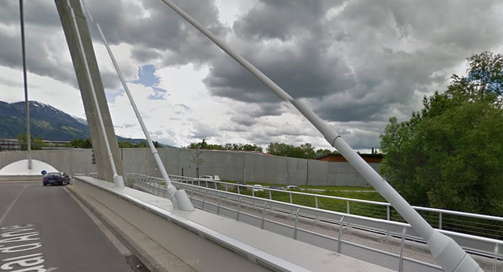 L'homme qui avait agressé au couteau un gendarme en civil dimanche à Chamonix a été condamné à la prison préventive à Bonneville (Haute-Savoie). 