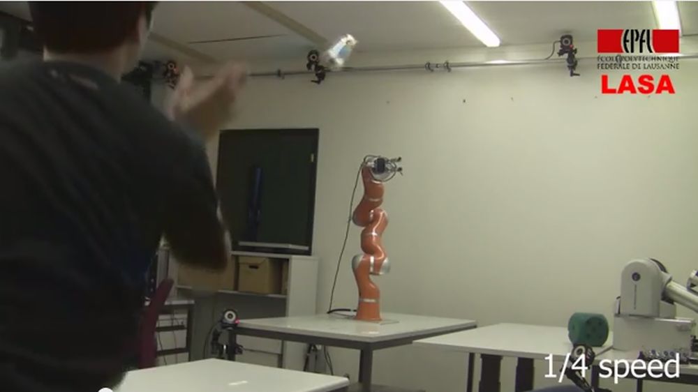 Des chercheurs de l'EPFL à Lausanne ont développé un bras robotique capable de saisir les objets en plein vol. Il peut attraper une bouteille, une balle ou une raquette de tennis en moins de 5 centièmes de seconde.