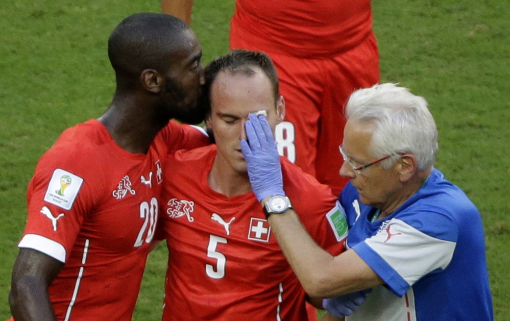 La Coupe du monde est terminée pour Steve Von Bergen. Victime d'un choc très violent face à Olivier Giroud lors de la rencontre contre la France à Salvador, le Neuchâtelois doit regagner la Suisse.