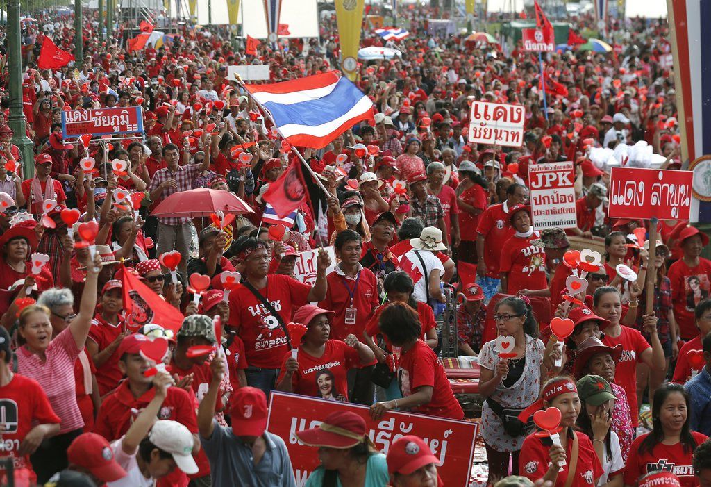 epa04201090 Thai pro-government Red Shirt protesters stage a rally on the outskirts of Bangkok, Thailand, 11 May 2014. Pro-government supporters rallied in western Bangkok in support of ousted Prime Minister Yingluck Shinawatra and her embattled party that is clinging to caretaker government status. They oppose the Constitutional Court ruling that disqualified her and several cabinet ministers 07 May 2014, and vowed to fight against any attempt to install an appointed government as the political crisis grinds on.  EPA/NARONG SANGNAK