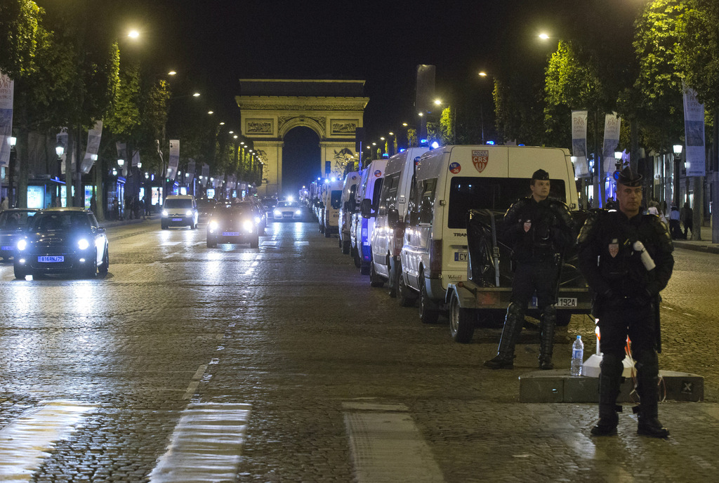 Les forces de l'ordre avaient été déployées dans les grandes villes, comme ici à Paris, sur les Champs-Elysées. Mais la nuit a été plutôt calme sur l'ensemble du territoire.
