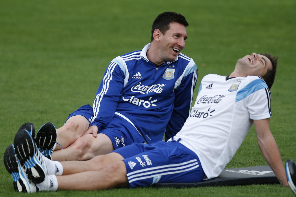 Lionel Messi rigole avec Fernando Gago à l'entraînement de l'Argentine mercredi. 
