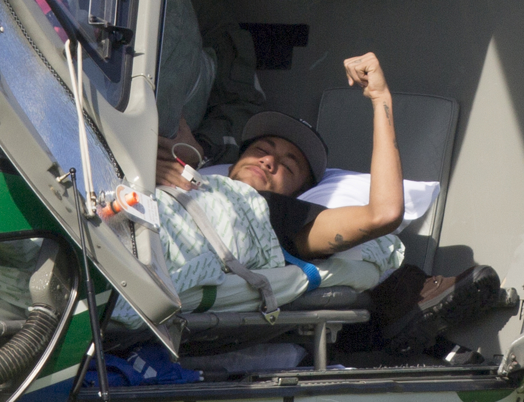 Le brésilien Neymar dans un hélicoptère médical à Teresopolis. 