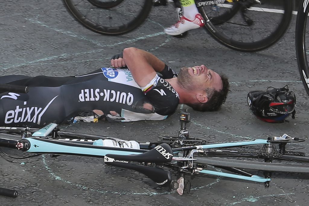 Mark Cavendish a chuté lors de la 1e étape du Tour samedi.