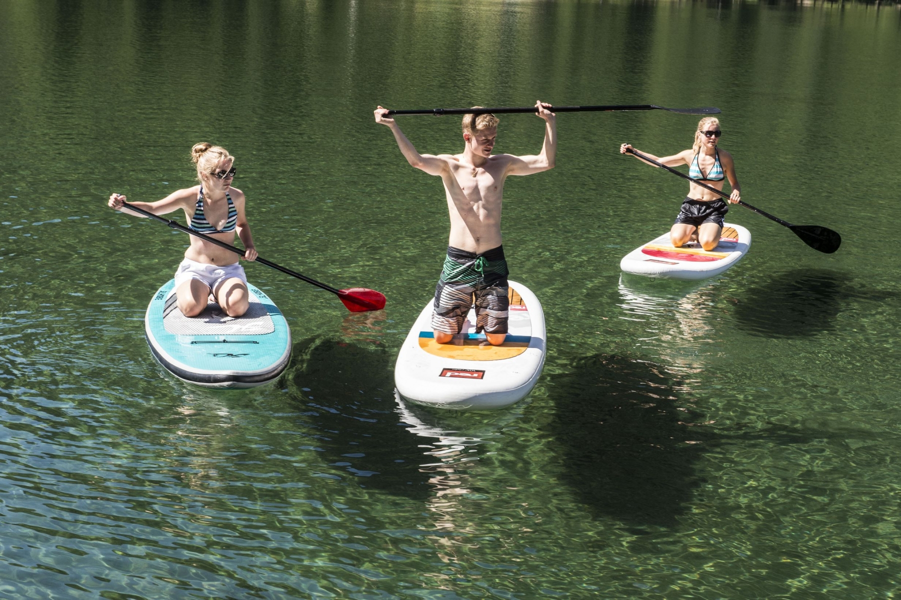 Chantal, Jean-Christophe et Suzanne ont testé pour vous le Stand up Paddle sur le lac de Champex.
