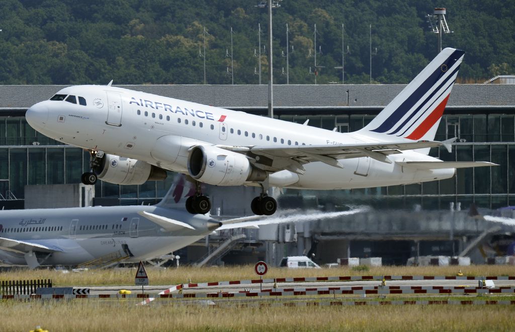 Ein Flugzeug der Fluggesellschaft Air France startet vom Flughafen Zuerich Kloten, aufgenommen am Mittwoch, 25. Juni 2014, in Kloten. (KEYSTONE/Steffen Schmidt)