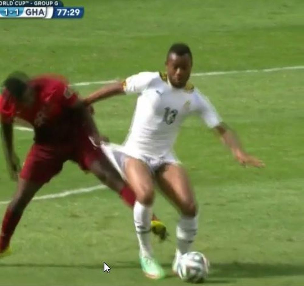 William Carvalho s'accroche à Jordan Ayew comme il peut, mettant en évidence... les qualités athlétiques du Ghanéen.