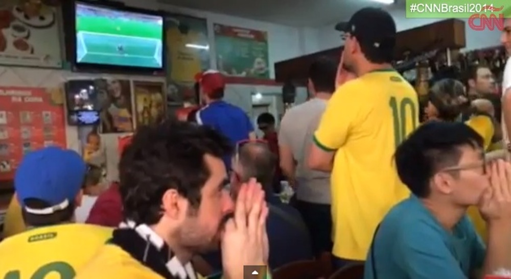 Les Brésiliens de ce bar de Rio de Janeiro sont passés par tous les états d'âme durant la séance de tirs au but de Brésil-Chili.