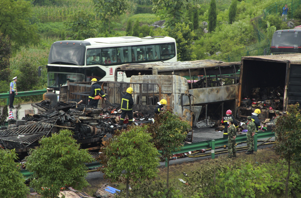 Plusieurs véhicules, dont un autocar, ont pris feu dans un violent carambolage samedi sur une autoroute du centre de la Chine. Au moins 38 personnes sont mortes.