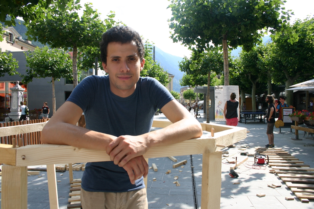 L'étudiant chilien Ash Aravena propose une plateforme en bois en forme de chemin en perpétuelle construction.