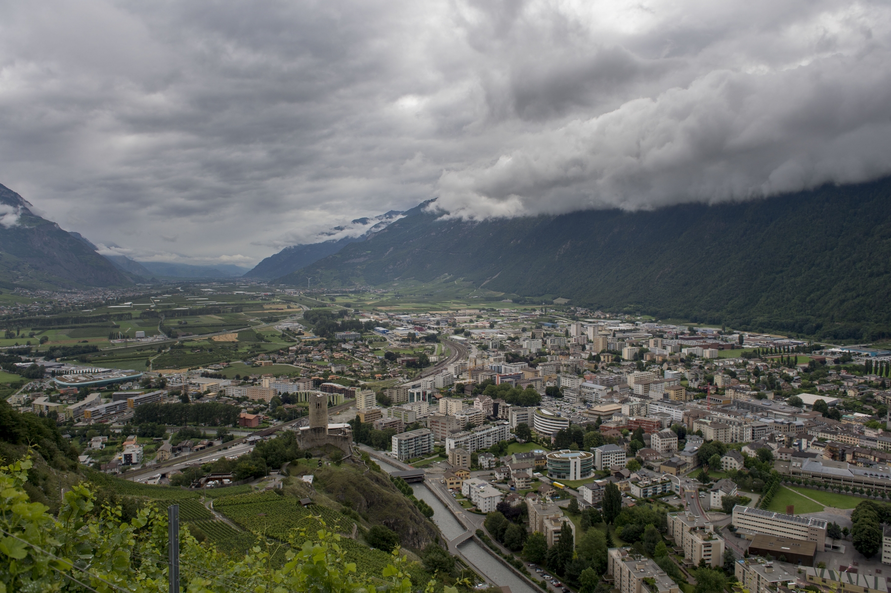 Le panorama du Valais en juillet a été davantage gris que bleu.