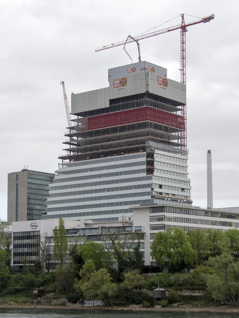 Unia dénonce un important cas de dumping salarial sur le chantier du plus haut bâtiment habitable de Suisse, la tour Roche à Bâle. Selon le syndicat, des ouvriers de Pologne ont été privés de plus d'un million de francs.