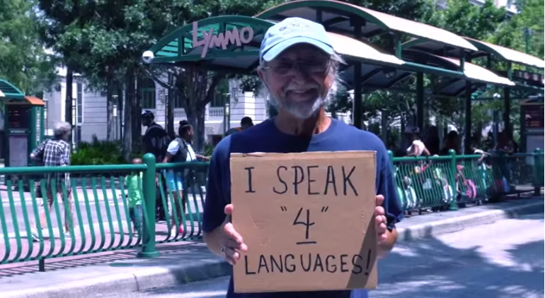 Il est inscrit sur le panneau "Je parle 4 langues".