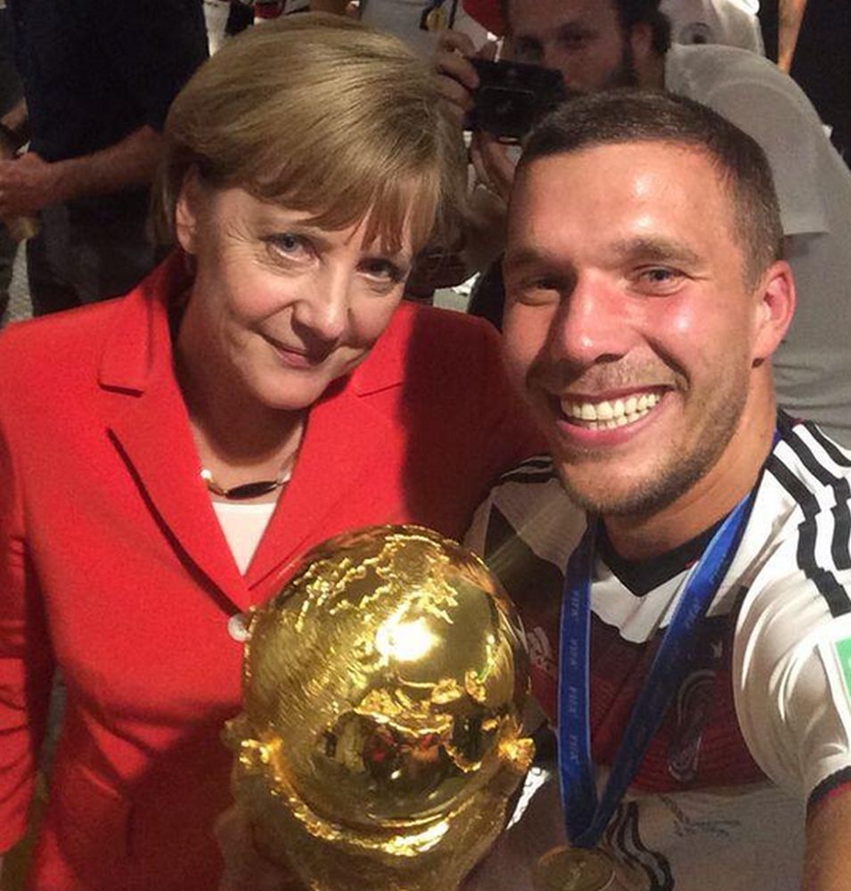 Lukas Podolski a profité de faire un petit selfie avec Angela Merkel.
