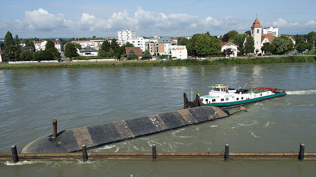 Plusieurs bateaux sont entrés en collision lundi matin sur le Rhin près de Bâle. Personne n'a été blessé.