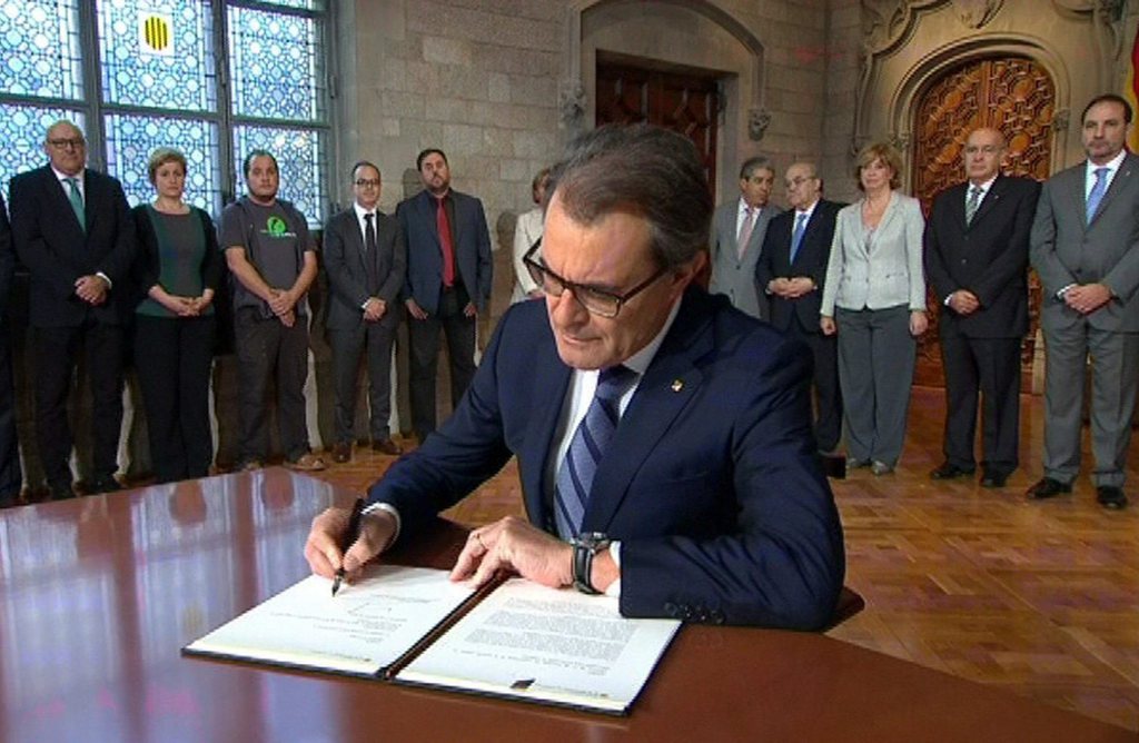 Artur Mas, président de la généralité de Catalogne, au moment de la signature.