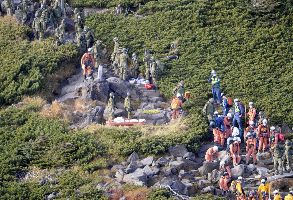 Les sauveteurs ont du interrompre leur mission cet après-midi sur le mont Ontake, à cause de fortes odeurs de soufre, 48 heures après l'éruption.